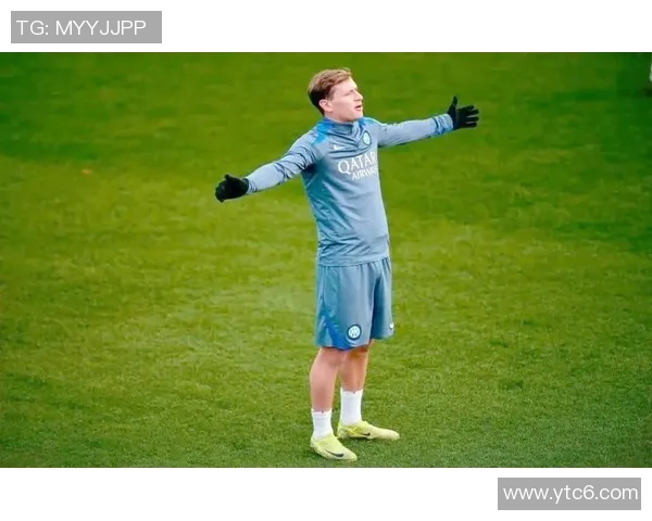 足球明星穿短裤的时尚瞬间大集合,尽显运动魅力与个性风采 足球明星穿短裤的时尚瞬间大集合,尽显运动魅力与个性风采