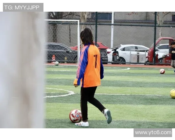 闪耀绿茵场的女生足球明星们展现青春活力与拼搏精神的精彩瞬间