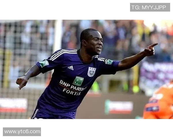 黑人足球明星在赛场上大放异彩成功戴帽子引发热议与赞誉 黑人足球明星在赛场上大放异彩成功戴帽子引发热议与赞誉