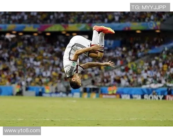 足球明星在绿茵场上的华丽瞬间与精彩绝伦的技巧展示 足球明星在绿茵场上的华丽瞬间与精彩绝伦的技巧展示